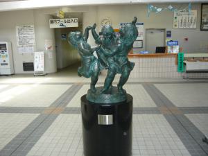 3人で楽しそうにダンスを踊っているような作品「リズム」の写真