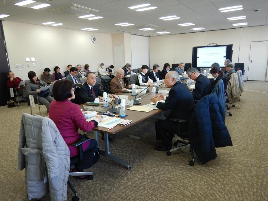 会議の会場全体を左後方から写した写真