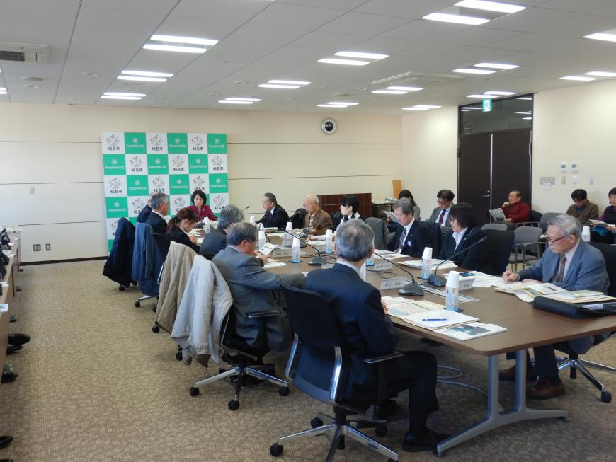 会議の会場全体を右後方から写した写真