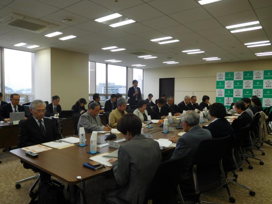 窓際の席の課長が参加者に説明をしている写真