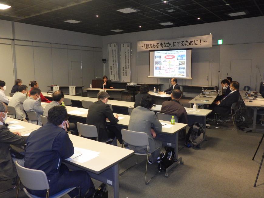 スクリーンの上に「魅力ある街なか」にするために!の幕が張られ前方で向かい合わせに設置された机に講師お二人が座り対談をしている様子を写した写真