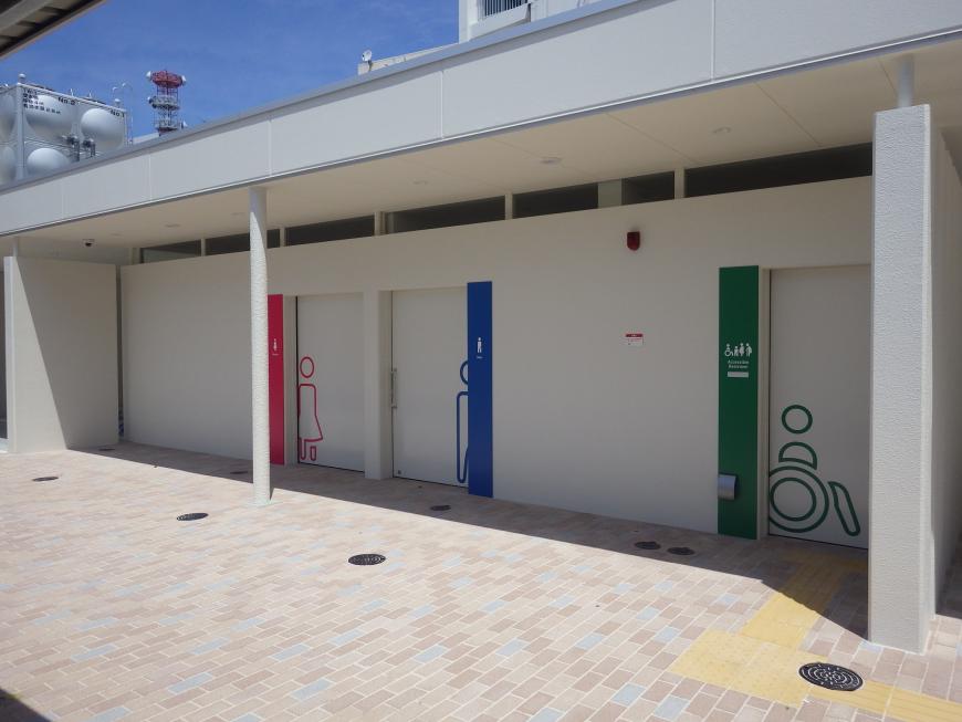 色とイラストで分けられたトイレスペース正面の写真