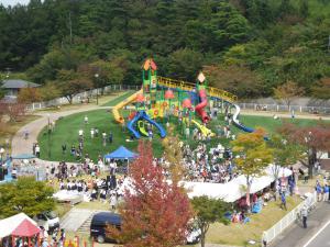 公園が大勢の来場者でにぎわっている様子を公園全体が分かるように遠目で撮影した写真