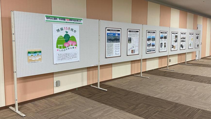 壁際に設置された1列に並べた展示パネルに説明資料を掲示している写真