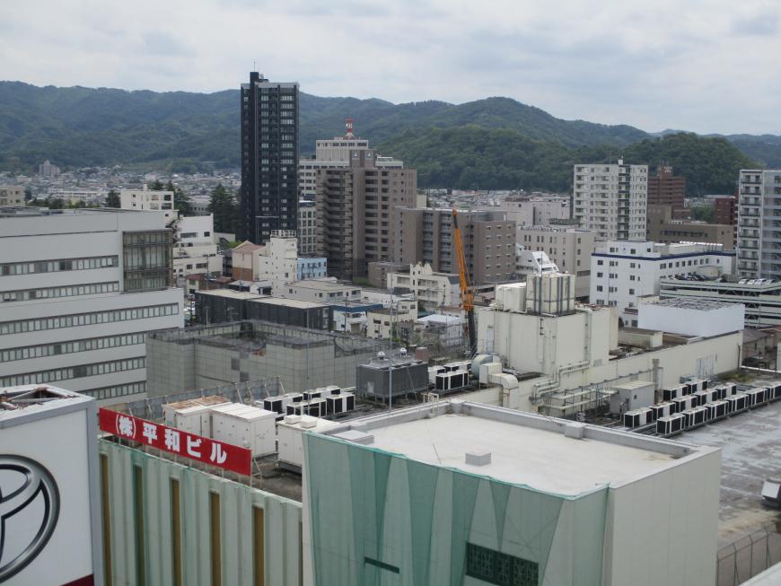 ビル群を上空から撮影した写真に解体途中の建物が写っている写真