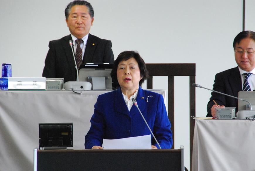壇上に設置された卓上マイクに向かい話をしている小野京子議員の写真