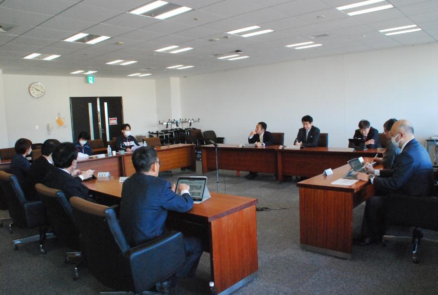 会議テーブルの席に座る関係者が、パソコンや資料を広げ、文教福祉常任委員会を行っている写真
