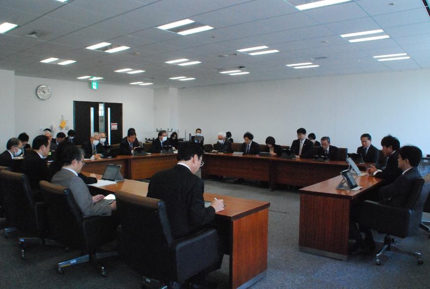 ロの字型の会議テーブルの席や後方席に関係者らが座っており、議会運営委員会を行っている写真