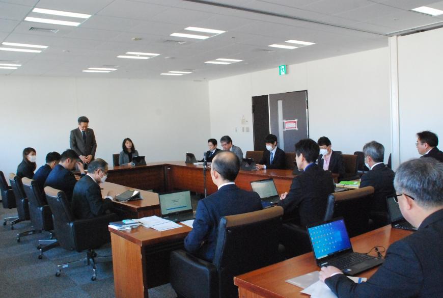 ロの字型の会議テーブルの席に関係者らが座っており、複合市民施設に関する調査特別委員会が行われている写真