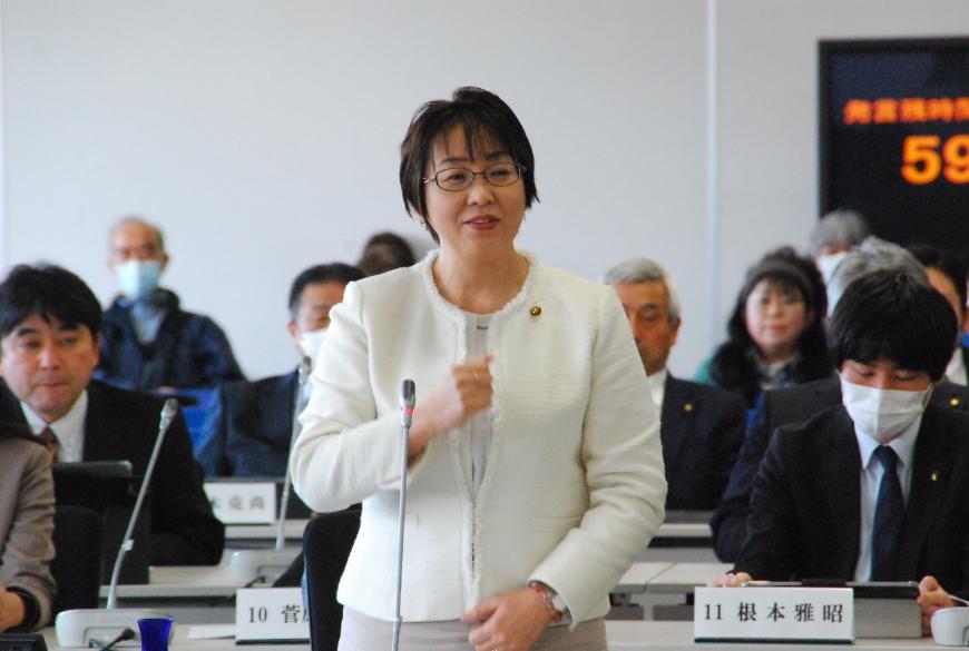 卓上マイクに向かい話をしている三浦由美子議員の写真
