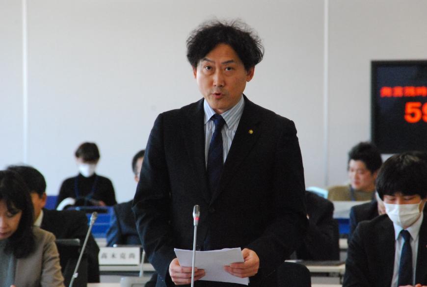 卓上マイクに向かい話をしている七島奈緒議員の写真