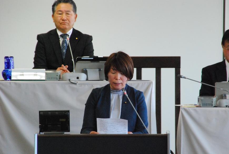 壇上に設置された卓上マイクに向かい話をしている佐々木優議員の写真