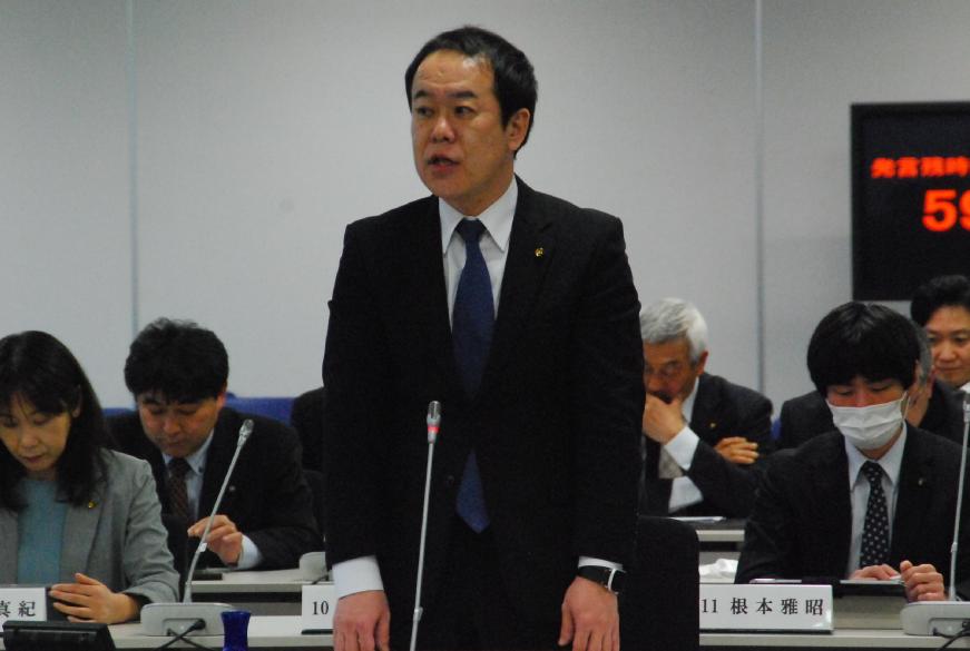 卓上マイクに向かい話をしている遠藤幸一議員の写真