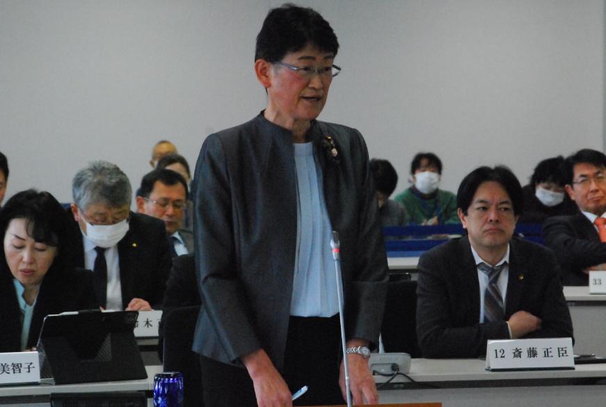 卓上マイクに向かい話をしている村山国子議員の写真