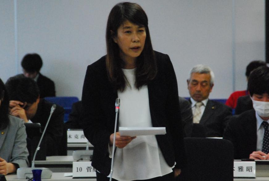 卓上マイクに向かい話をしている二階堂利枝議員の写真