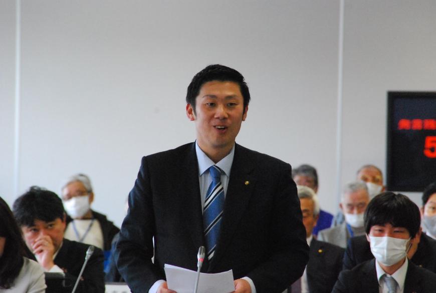 卓上マイクに向かい話をしている浦野洋太朗議員の写真