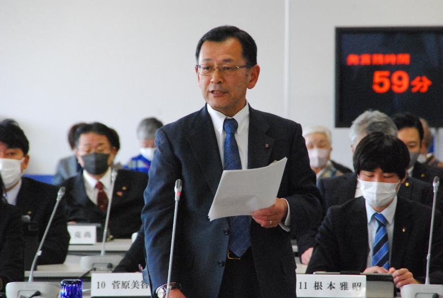 卓上マイクに向かって話をしている宍戸一照議員の写真