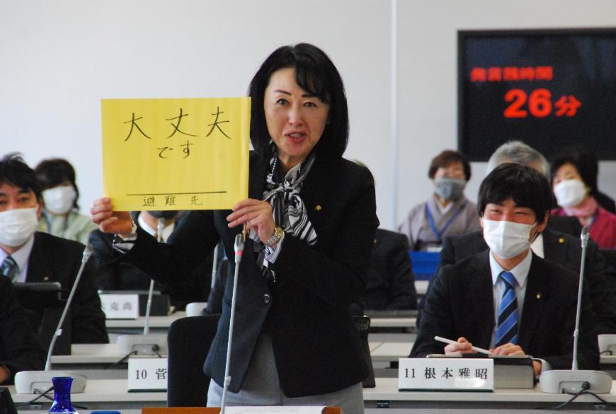 卓上マイクに向かって話をしている菅原美智子議員の写真