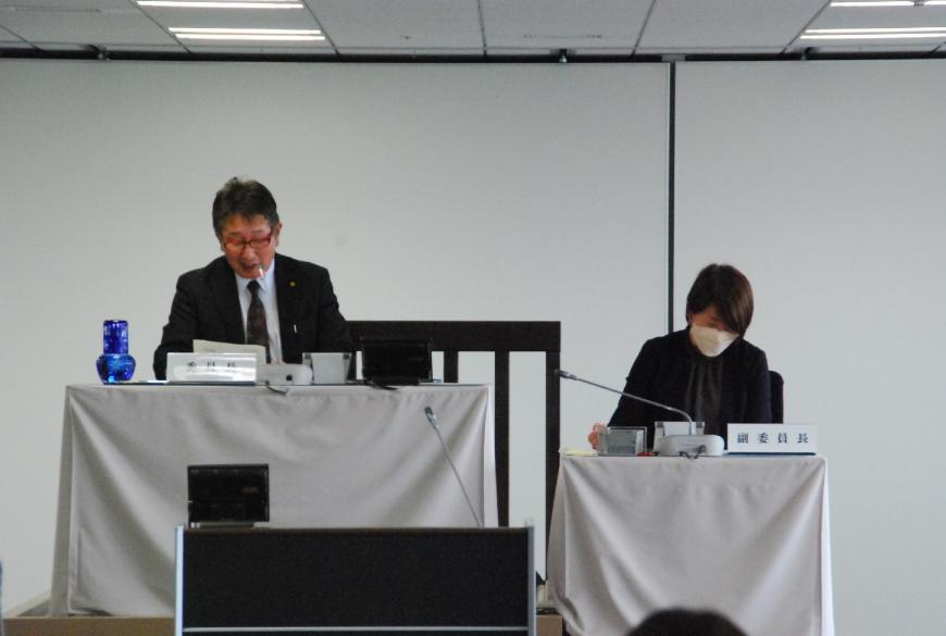 前方に左側に委員長 黒沢仁議員その隣に副委員長 佐々木優議員が座っている写真