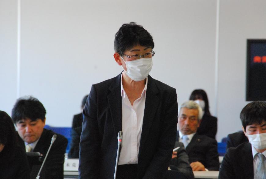 卓上マイクに向かって話をする村山国子委員の写真