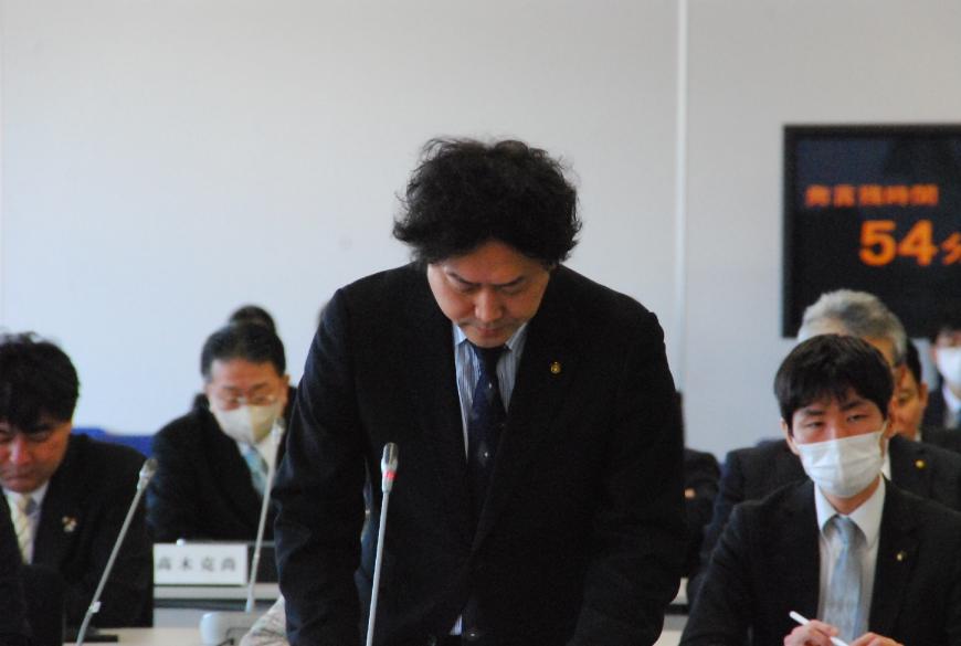 卓上マイクに向かい話をしている七島奈緒委員の写真