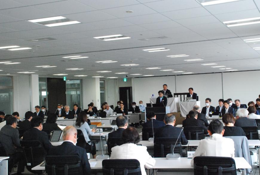 大勢の関係者の方々が席に座っている6月定例会議開会の全体の様子を写した写真