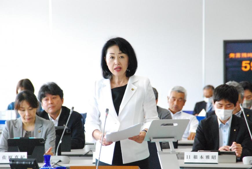白いジャケットを着た菅原美智子議員が登壇している写真