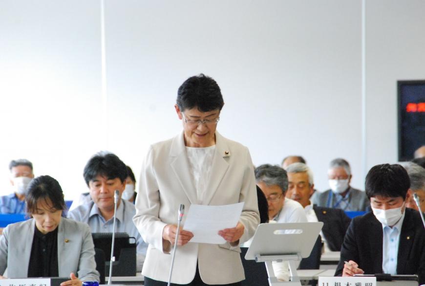 村山国子議員が手元の資料を見ながら登壇している写真