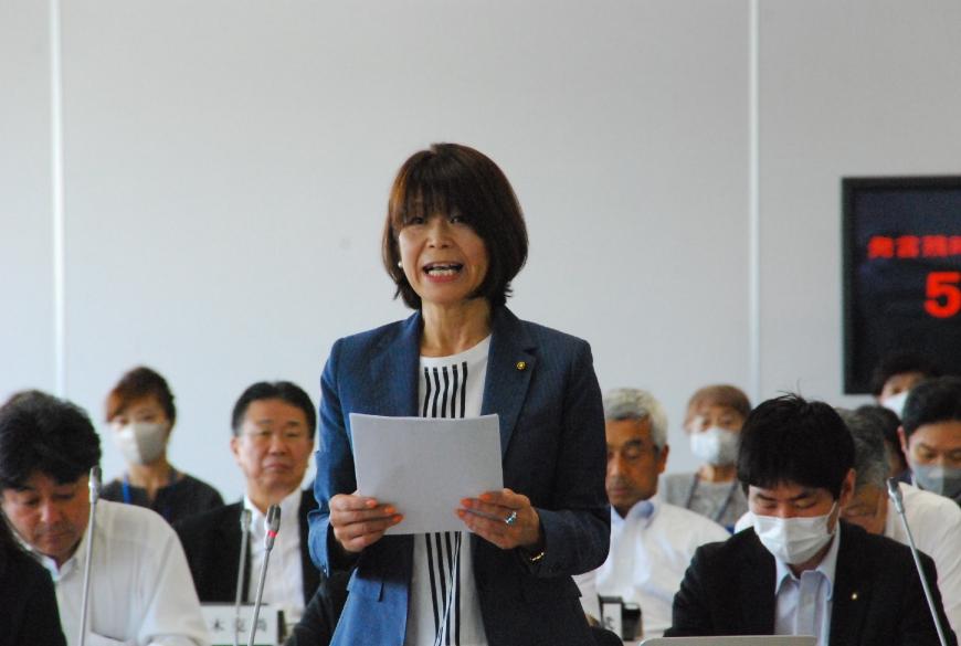 資料を胸の前でしっかりと持ち登壇している石山波恵議員の写真