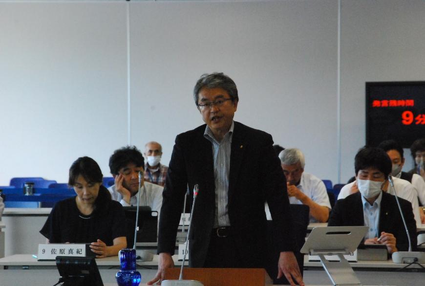 川又康彦議員が登壇し、質疑を行っている写真