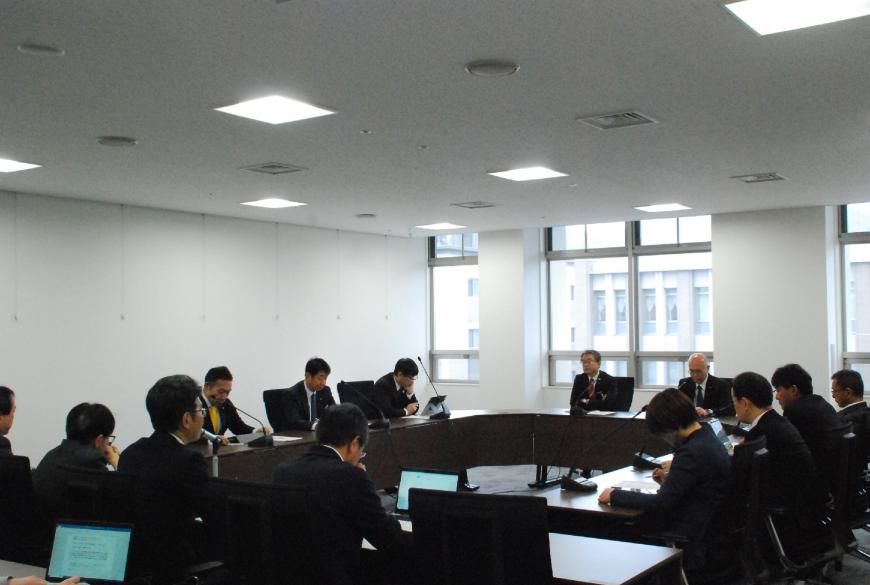ロの字型に設置された机に委員の方々が座り、文教福祉常任委員会が行われている様子を右後方から撮影した写真