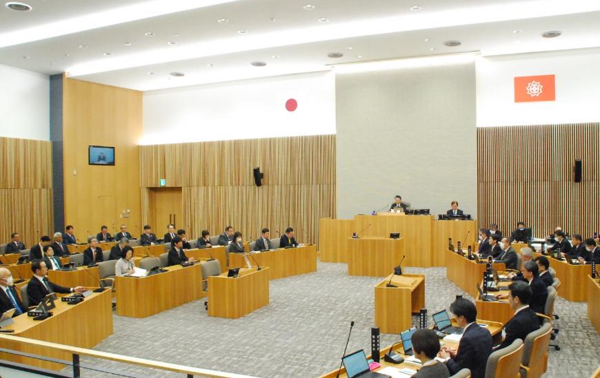 議場の自席に委員が座り定例会議が行われている様子を右後方から撮影した写真