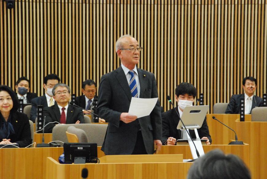 資料を右手で持ち左側を向いて話をしている羽田房男議員の写真