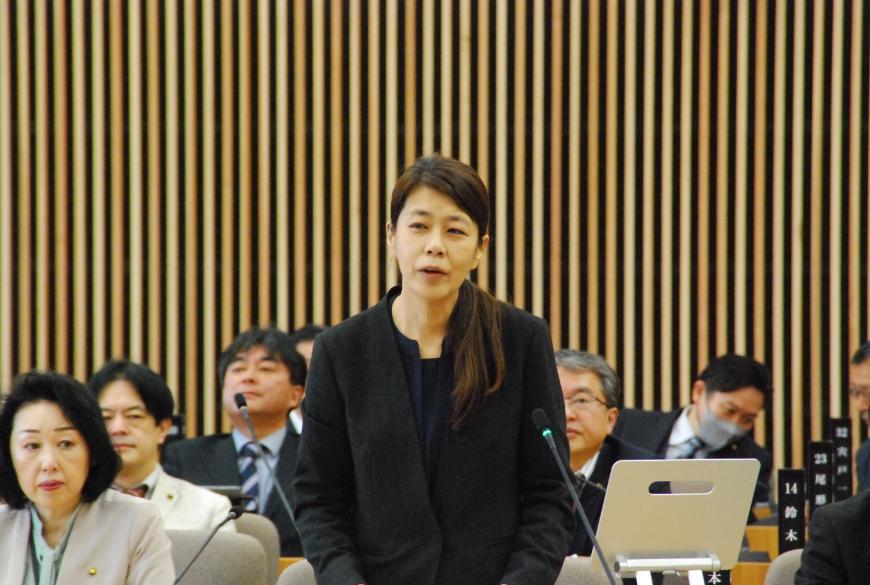 黒いジャケットを着た二階堂利枝議員が真っすぐ前を向いて話をしている写真