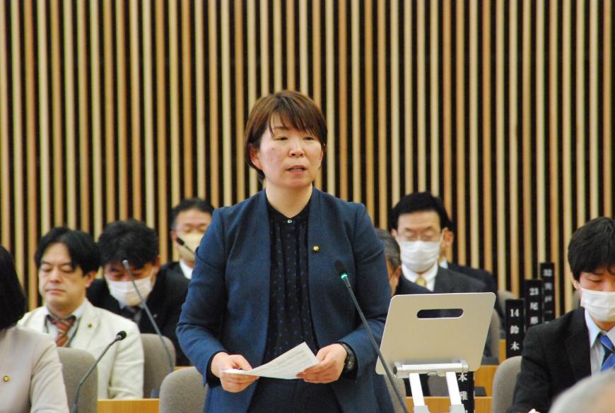 紺色のジャケットを着た佐々木優議員が話をしている写真