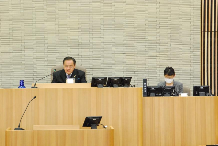 右側に村山副委員長、左側に白川委員長が座り話をしている議会の様子の写真