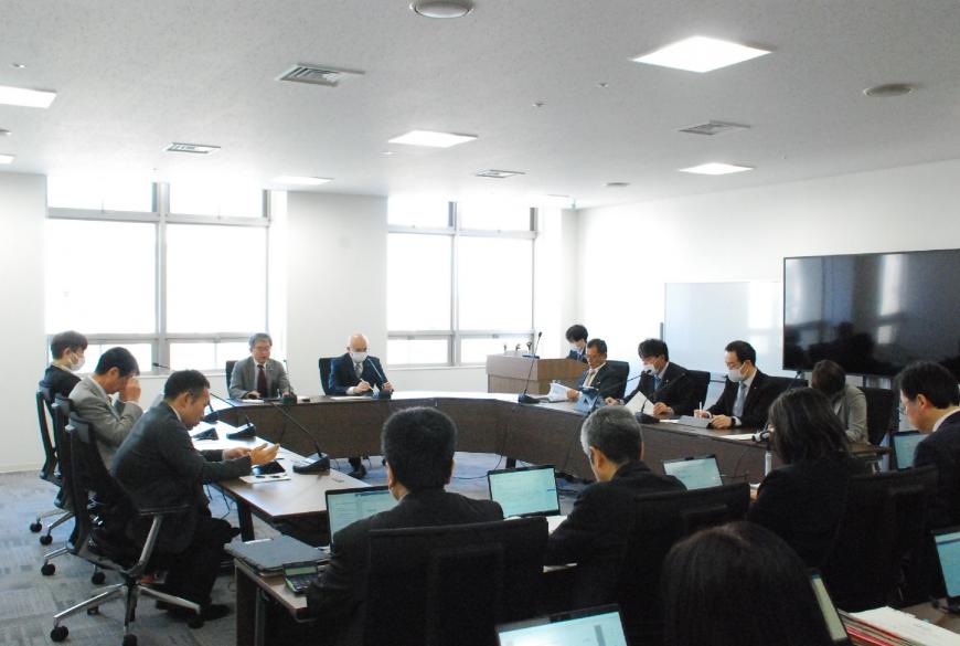 机がUの字型、手前に横並びに設置された席に委員の方々が座り、文教福祉常任委員会が行われている様子を左後方から撮影した写真