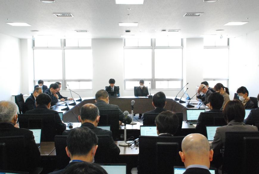 机がUの字型、手前に横並びに設置された席に委員の方々が座り、経済民生常任委員会が行われている様子を後方から撮影した写真