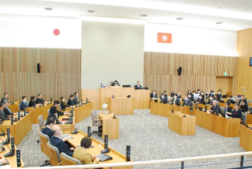 議会室の自席に議員が座り会議が行われている様子の写真