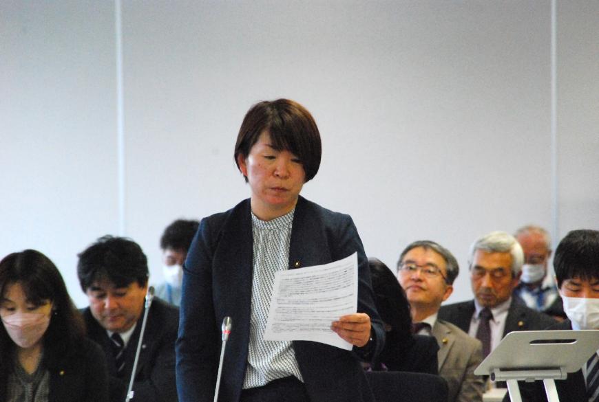 左手に持った資料を見ながら話しをしている佐々木優議員の写真