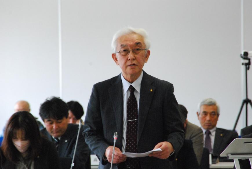 資料を両手で持ち真っすぐ前を向いて話をしている山田裕議員の写真