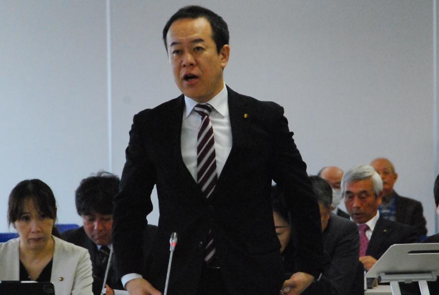 ストライプ柄のネクタイをつけた遠藤幸一議員が真っすぐ前を向いて話をしている写真