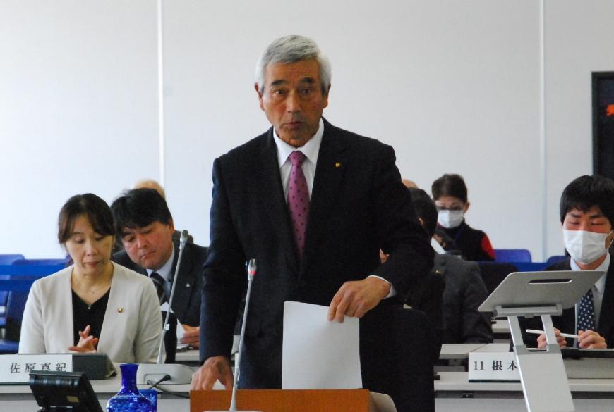 資料を左手に持ち真っすぐ前を向いて話をしている尾形武議員の写真