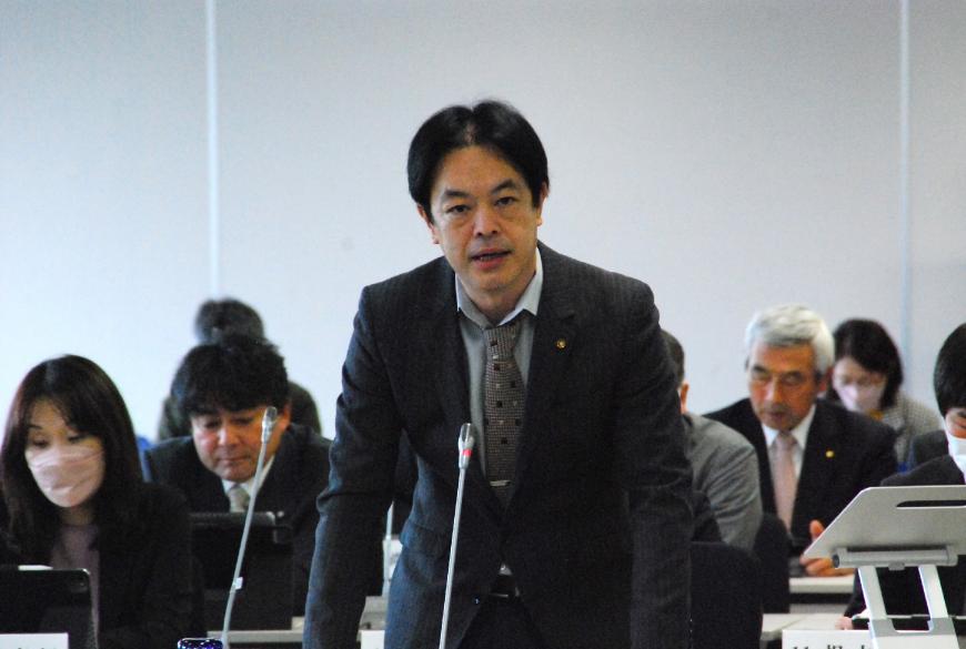 台の上に両手を置き真っすぐ前を向いて話をしている斎藤正臣議員の写真