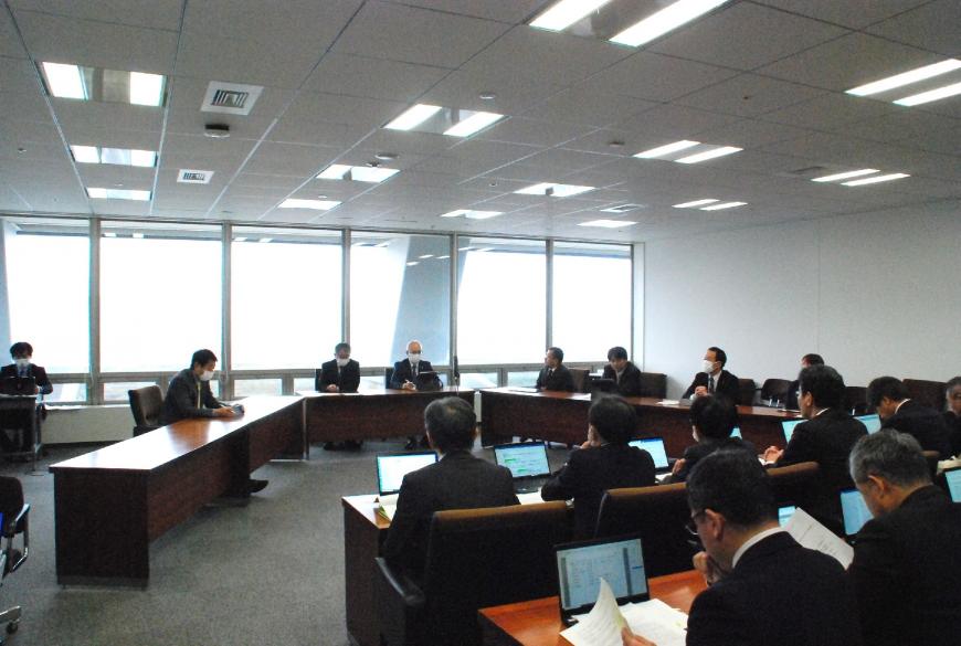 机が扇状に、手前に横並びに設置された席に委員の方々が座り、文教福祉常任委員会が行われている様子を左後方から撮影した写真
