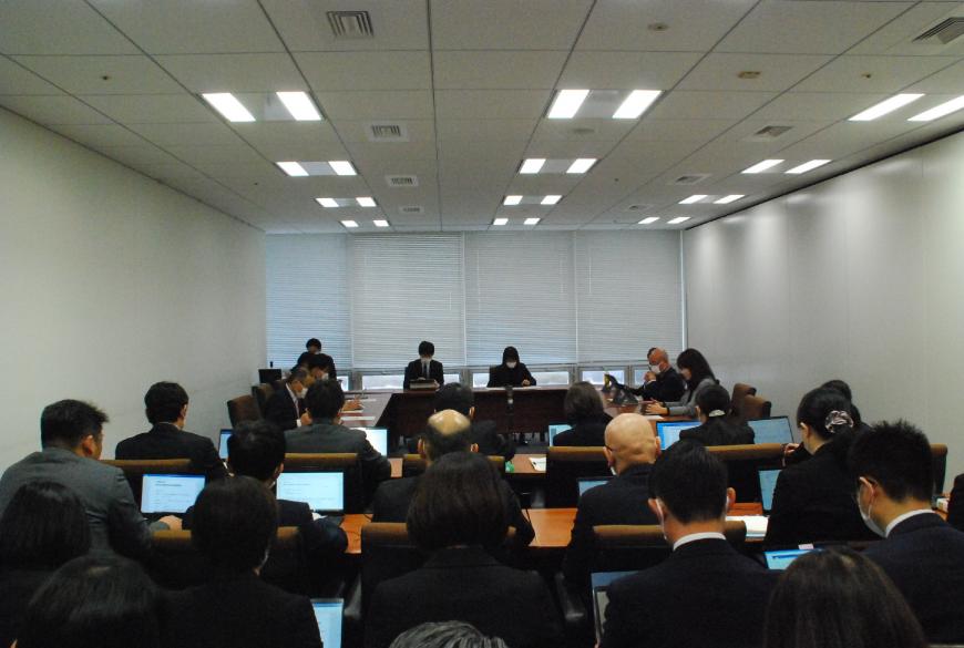 机がUの字型、手前に横並びに設置された席に委員の方々が5名ずつ座り、経済民生常任委員会が行われている様子を後方から撮影した写真