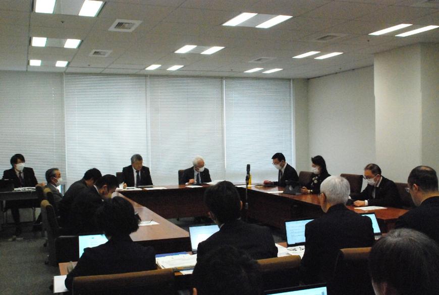 机がUの字型、手前に横並びに設置された席に委員の方々が座り、総務常任委員会が行われている様子の写真