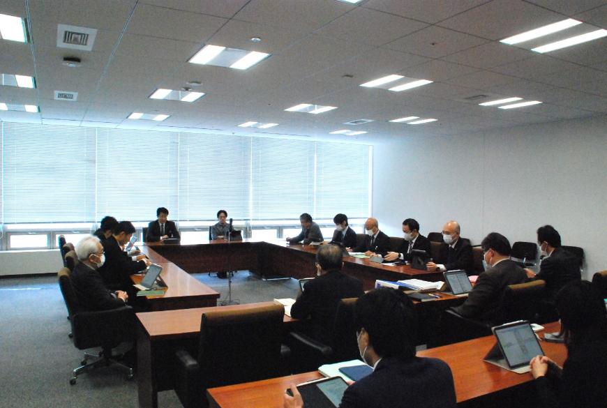 机がUの字型、手前に横並びに設置された席に委員の方々が座り、調査特別委員会が行われている様子を左後方から撮影した写真