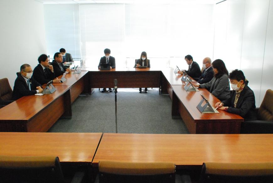 コの字型に設置した机に委員の方々が座り経済民生常任委員会が行われている様子の写真