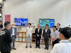 道の駅ふくしまにて委員が施設職員から説明を受けている写真